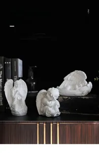 Détails de trois figurines d'anges priants en résine blanche pour décoration