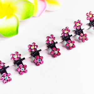Vue détaillée de six mini-pinces à cheveux avec fleurs en strass roses et clairs
