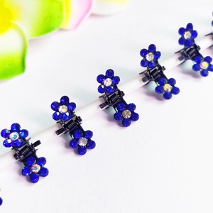 Macro de mini pinces à cheveux fleurs bleues avec strass brillants et griffes métalliques