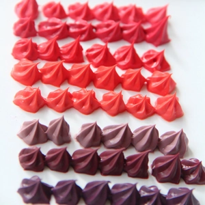 Dettaglio dei campioni di colla crema da 100g in sfumature rosse e viola