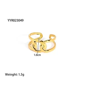 Dettaglio anello a maglie a doppio strato placcato oro 18K con design aperto