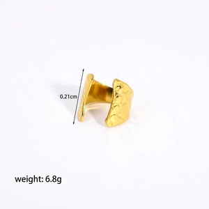 Macro shot of gold hammered metal band detailing with dimensions 0.21cm and 6.8g weight