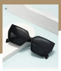 Détail de lunettes de soleil géométriques surdimensionnées avec verres noirs polarisés