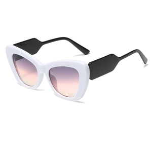 Cat-Eye-Sonnenbrille mit schwarz-weißem Kontrastrahmen und lila Verlaufsgläsern im Retro-Stil