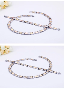 Dettaglio delle maglie a X bicolore in argento e oro del bracciale magnetico in acciaio inox
