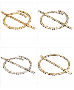 Dettaglio di bracciali con maglie a X e motivo a cuore in oro, argento e oro rosa