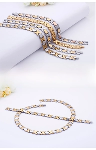 Dettaglio del set bracciale e collana XOXO in acciaio inossidabile oro e argento