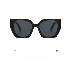 Vue détaillée de face des lunettes de soleil géométriques noires surdimensionnées