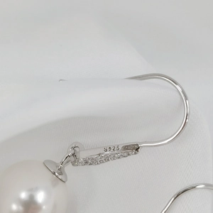 Eleganti orecchini a gancio in argento 925 con perla bianca e micro-pietre incastonate