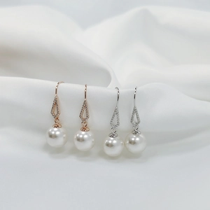 Orecchini a gancio con perle in argento 925 e cristalli in finiture oro e argento