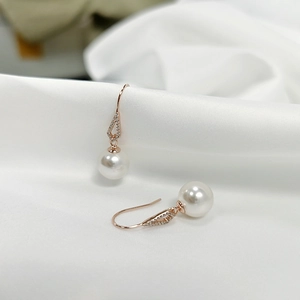 Orecchini pendenti in argento 925 oro rosa con perle bianche e cristalli brillanti