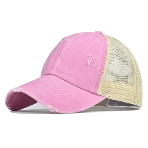 Détail d'une casquette rose délavée avec maille beige respirante et effet usé vintage