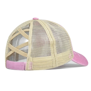 Détail de la casquette rose pour queue de cheval avec bandes croisées et maille beige au dos