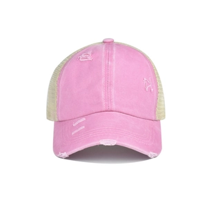 Gros plan sur la casquette de baseball rose délavée avec détails usés et filet beige