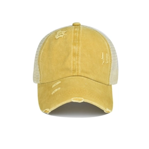 Détail de la casquette baseball jaune en maille délavée avec design usé et déchirures