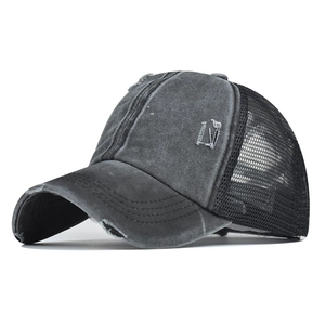 Détail de casquette de baseball gris foncé délavé avec trous vintage et broderie W latérale