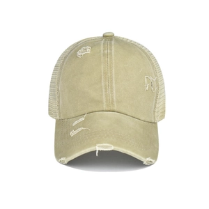 Détail d'une casquette beige en toile délavée pour queue de cheval au design vieilli