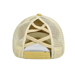 Détail du trou croisé pour queue de cheval et de la sangle velcro sur la casquette beige