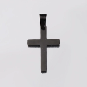 Gros plan détaillé d'un pendentif croix en acier inoxydable noir poli miroir