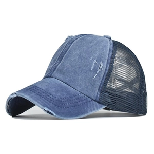 Vue détaillée de la casquette queue de cheval en denim bleu délavé avec détails déchirés