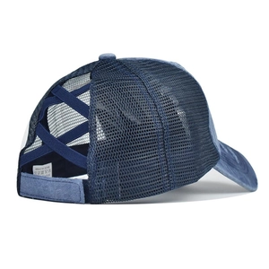 Détail de la casquette bleue à queue de cheval avec dos croisé élastique et mesh