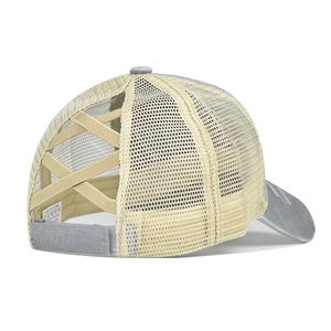 Détail de la casquette délavée grise montrant l'ouverture croisée pour queue de cheval