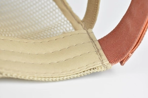 Gros plan détaillé de la couture du bandeau beige et de la doublure en maille du chapeau