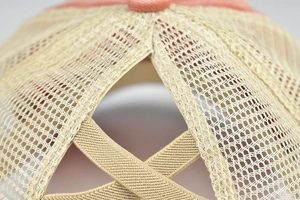 Détail de l'ouverture élastique en croix pour queue de cheval et du filet beige de la casquette