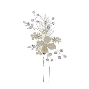 Détail de l'épingle à cheveux de mariée argentée avec fleurs, perles et strass