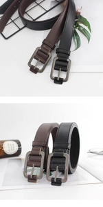 Détail de ceintures en cuir noir et marron avec boucles carrées en métal brossé