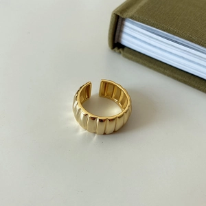 Gros plan détaillé de la bague croissant en argent S925 avec texture côtelée verticale