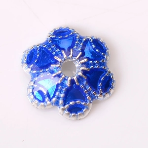 Détail macro d'une perle fleur bleue à cinq pétales avec bords argentés pour bijoux DIY
