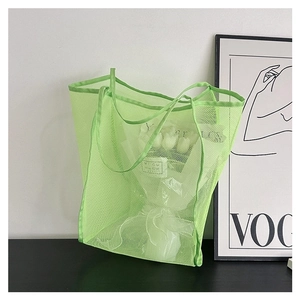 Dettaglio della borsa tote in rete verde brillante con trama in tessuto semitrasparente