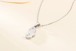 Dettaglio della collana con ciondolo a forma di cavalluccio marino in argento
