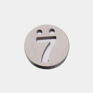 Pendentif rond en acier inoxydable poli avec chiffre sept ajouré et deux trous de fixation