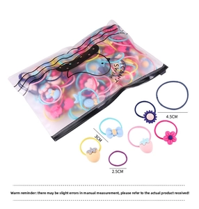 Détail d'élastiques à cheveux colorés avec motifs fleurs et fruits dans une pochette