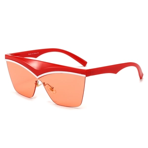 Modische rote Cat-Eye Sonnenbrille mit orangen Gläsern und V-förmigen Akzenten