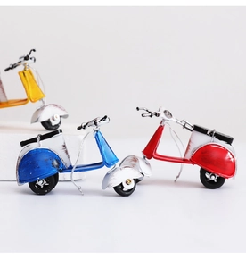 Detailaufnahme handgefertigter Vintage-Vespa-Roller aus Eisen mit Antik-Finish-Lack