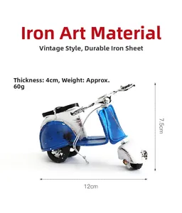 Detailopname van vintage blauwe metalen scootermodel met afmetingen 12x7,5x4cm