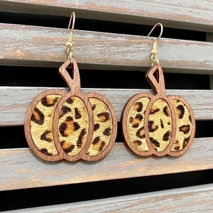 Pendientes de calabaza de Halloween con estampado de leopardo y textura de madera marrón