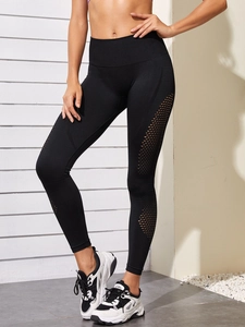 Detail von schwarzen nahtlosen Yoga-Leggings mit atmungsaktiven Mesh-Einsätzen