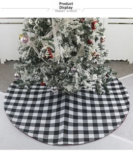 Détail de la jupe de sapin de Noël à carreaux noirs et blancs avec bordure rouge