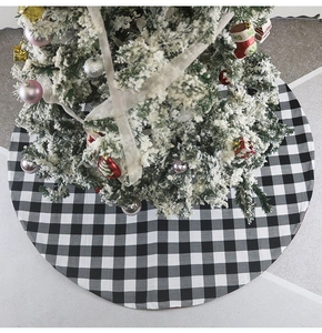 Vue détaillée de dessus d'un tapis de sapin de Noël classique à carreaux noirs et blancs