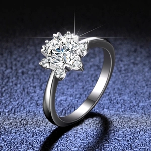 925 sterling silver snowflake ring with brilliant moissanite and starburst effect