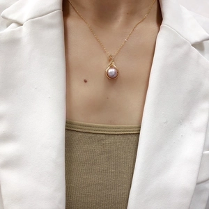 Elegant purple freshwater pearl pendant necklace with S-shaped gold chain on model