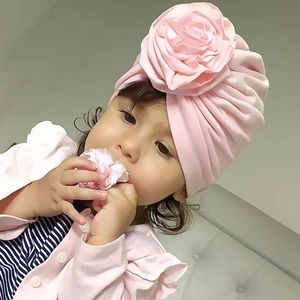 Bonnet turban rose en coton pour bébé avec une grande décoration de fleur en tissu