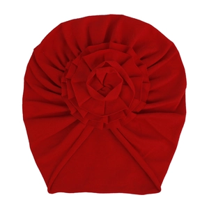 Détail du bonnet turban rouge pour bébé en coton avec une grande fleur plissée faite main