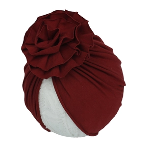 Détail du turban pour bébé rouge vin avec une grande fleur plissée en coton doux