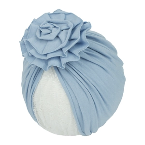 Gros plan du turban pour bébé bleu clair avec grande fleur plissée en coton doux