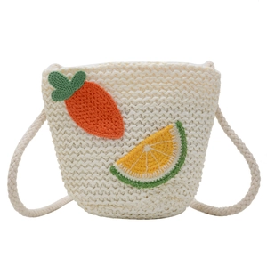 Borsa a tracolla in paglia per bambini bianco crema con carota e arancia all'uncinetto